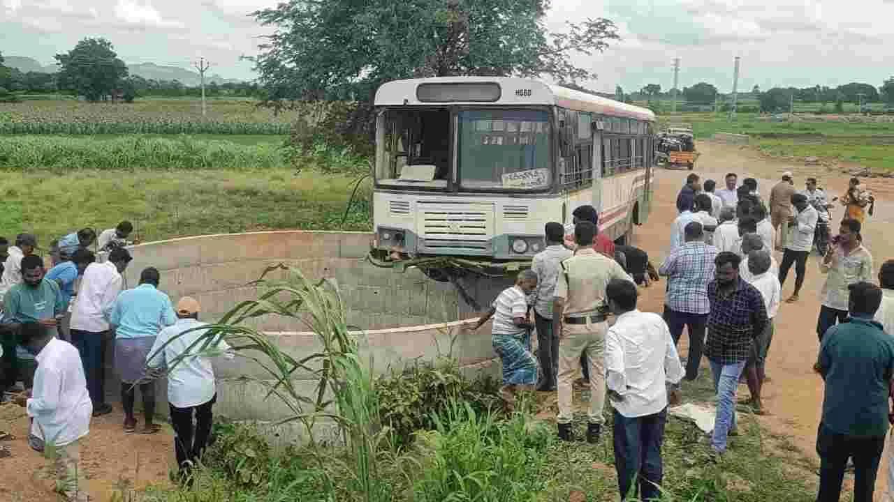 బావిలోకి దూసుకెళ్లిన ఆర్టీసీ బస్సు